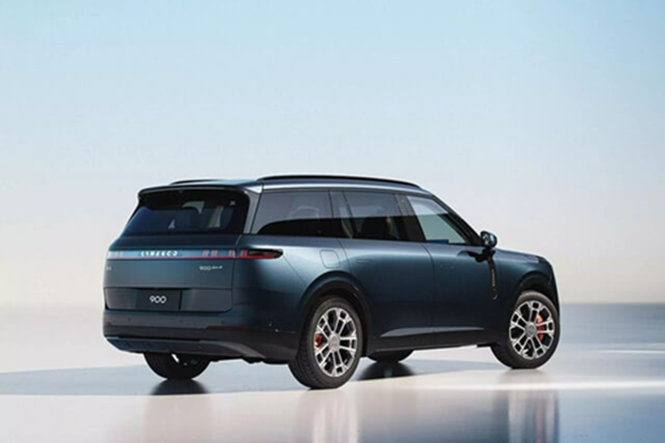 Bên trong, Lynk &amp; Co 900 sử dụng 2 màn hình 30 inch có độ phân giải lên đến 6K. Bảng điều khiển trung tâm của Lynk &amp; Co 900 cũng có cụm đồng hồ kỹ thuật số 12,66 inch. Hàng ghế thứ hai của chiếc xe hàng đầu này có thể xoay 180 độ. Hiện mức giá xe Lynk &amp; Co 900 2025 chưa công bố.