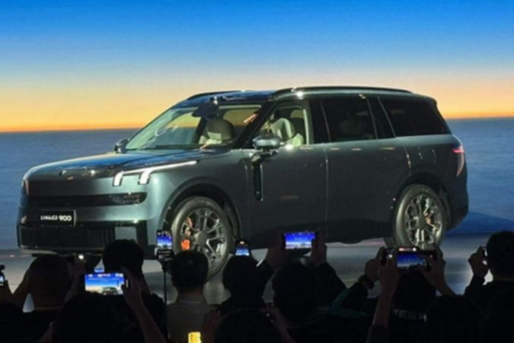 Lynk &amp; Co 900 là một chiếc crossover lớn với thiết kế ngoại thất lấy cảm hứng từ Range Rover. Nó dựa trên kiến trúc SPA Evo và tự hào có kích thước lớn 5240/1999/1810 với chiều dài cơ sở 3160 mm. Nó tích hợp hệ thống kiểm soát giảm xóc liên tục CDC và hệ thống treo khí hai buồng.