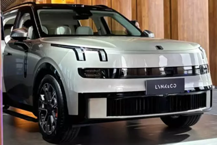 Mới đây, mẫu xe SUV Lynk &amp; Co 900 đã gia nhập thị trường Trung Quốc, và nhiều khả năng sẽ sớm được mang về Việt Nam để giới thiệu. Lynk &amp; Co 900 là mẫu SUV chủ lực của thương hiệu này với hệ truyền động plug-in hybrid. Lần đầu tiên được tiết lộ tại Trung Quốc vào tháng 1 \/025. Mẫu xe lớn này sẽ ra mắt thị trường vào tháng này.