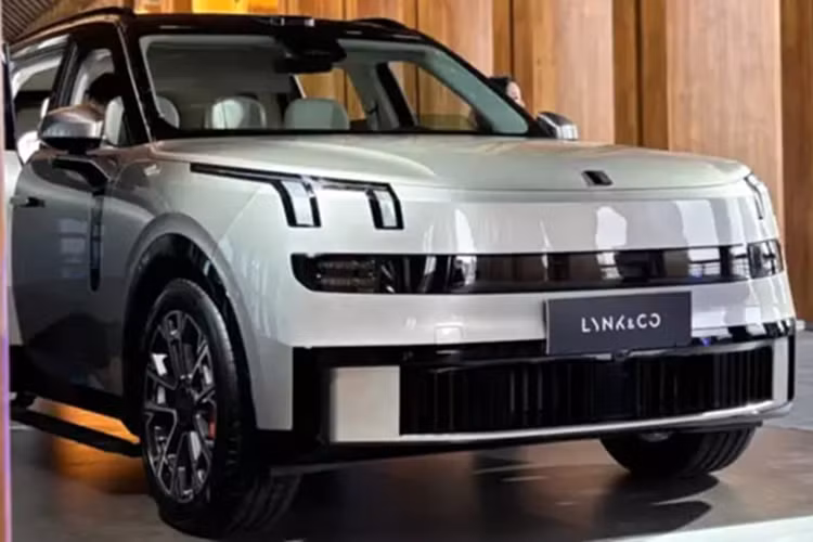 Mới đây, mẫu xe SUV Lynk &amp; Co 900 đã gia nhập thị trường Trung Quốc, và nhiều khả năng sẽ sớm được mang về Việt Nam để giới thiệu. Lynk &amp; Co 900 là mẫu SUV chủ lực của thương hiệu này với hệ truyền động plug-in hybrid. Lần đầu tiên được tiết lộ tại Trung Quốc vào tháng 1 \/025. Mẫu xe lớn này sẽ ra mắt thị trường vào tháng này.