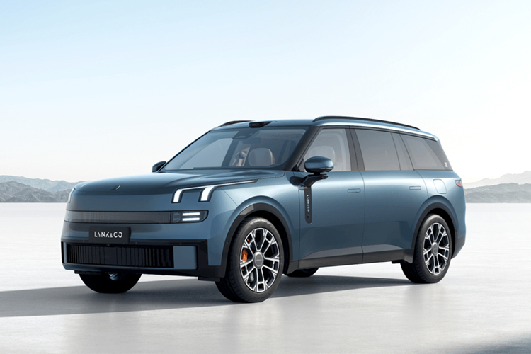 Trước đó, Lynk &amp; Co 900 được tiết lộ có công suất lên tới 630 kW (845 mã lực). Hơn nữa, đây là chiếc xe sản xuất hàng loạt đầu tiên có Nvidia Drive Thor SoC với sức mạnh tính toán là 1.000 TOPS. Lynk &amp; Co 900 là chiếc xe đầu tiên của thương hiệu này sử dụng pin chứa natri Freevoy từ CATL.