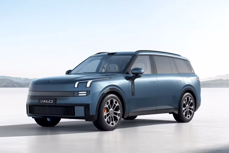 Trước đó, Lynk &amp; Co 900 được tiết lộ có công suất lên tới 630 kW (845 mã lực). Hơn nữa, đây là chiếc xe sản xuất hàng loạt đầu tiên có Nvidia Drive Thor SoC với sức mạnh tính toán là 1.000 TOPS. Lynk &amp; Co 900 là chiếc xe đầu tiên của thương hiệu này sử dụng pin chứa natri Freevoy từ CATL.