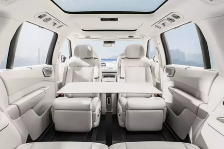 Phiên bản Lynk &amp; Co 900 hàng đầu sử dụng động cơ 4 xi-lanh tăng áp 2 lít và ba động cơ điện (một ở trục trước và hai ở trục sau). Tổng công suất cực đại của hệ thống đạt 630 kW (845 mã lực). Do đó, Lynk &amp; Co 900 có thể tăng tốc từ vị trí xuất phát lên 100 km/h trong 4 giây.