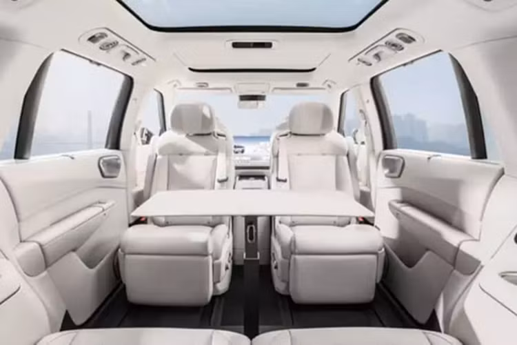 Phiên bản Lynk &amp; Co 900 hàng đầu sử dụng động cơ 4 xi-lanh tăng áp 2 lít và ba động cơ điện (một ở trục trước và hai ở trục sau). Tổng công suất cực đại của hệ thống đạt 630 kW (845 mã lực). Do đó, Lynk &amp; Co 900 có thể tăng tốc từ vị trí xuất phát lên 100 km/h trong 4 giây.