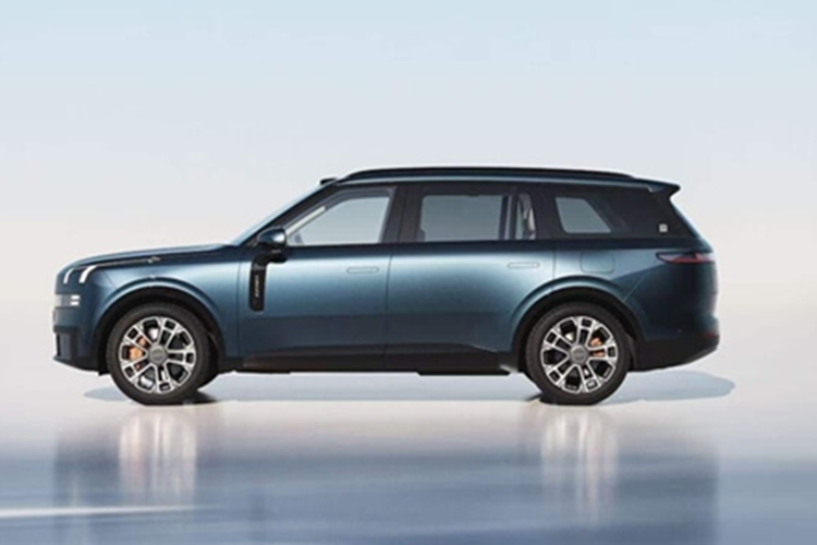 Đây là gói LFP có dung lượng 52,38 kWh. Khi sạc đầy, Lynk &amp; Co 900 có thể chạy tới 280 km trong điều kiện CLTC. Pin Freevoy hỗ trợ công nghệ sạc 4C. Điều đó có nghĩa là tốc độ sạc nhanh gấp bốn lần dung lượng. Do đó, Lynk &amp; Co 900 sạc từ 20 đến 80% trong 17 phút.