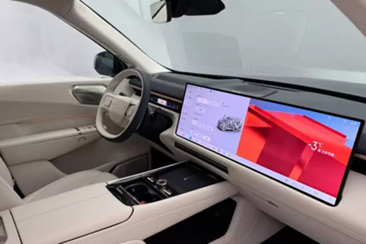 Lynk &amp; Co 900 cơ bản có động cơ 1,5 lít kết hợp với hai động cơ điện. Tổng công suất đầu ra của hệ thống là 530 kW (711 mã lực). Tiếp theo là bản trang bị động cơ xăng dung tích 2.0 lít với hai động cơ điện cho công suất 540 kW (724 mã lực).