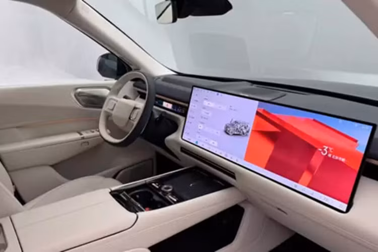 Lynk &amp; Co 900 cơ bản có động cơ 1,5 lít kết hợp với hai động cơ điện. Tổng công suất đầu ra của hệ thống là 530 kW (711 mã lực). Tiếp theo là bản trang bị động cơ xăng dung tích 2.0 lít với hai động cơ điện cho công suất 540 kW (724 mã lực).