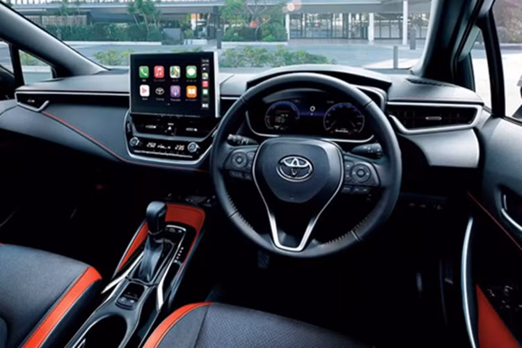 Không chỉ có thay đổi ở mặt vận hành, Toyota còn nâng cấp hàng loạt trang bị công nghệ cho Corolla. Cụ thể, xe được bổ sung camera hành trình trước và sau chính hãng, chìa khóa kỹ thuật số tiện lợi, cùng với nhiều tính năng an toàn chủ động (ADAS) như cảnh báo điểm mù, hỗ trợ cảnh báo mở cửa an toàn và hệ thống phanh hỗ trợ đỗ xe.