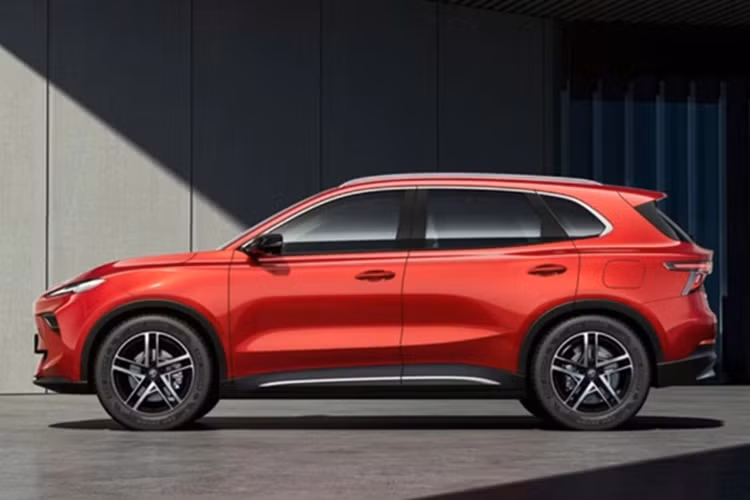 Bản cao hơn cũng được trang bị mô-tơ đơn 170 mã lực, mô men xoắn 250 Nm nhưng pin có dung lượng 64 kWh cho tầm vận hành 550 km. Hệ dẫn động mặc định là loại cầu sau. Bản này sẽ mất 9 giờ 45 phút để sạc đầy. Nếu sử dụng sạc nhanh thì chỉ mất 26 phút.