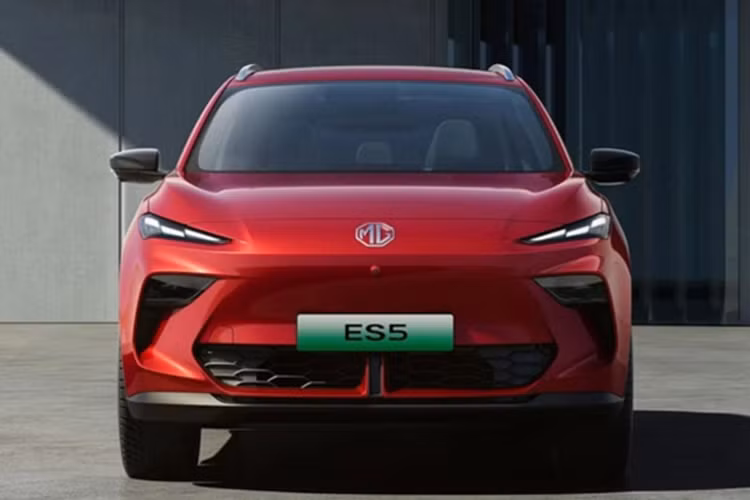 Ra mắt tại Đông Nam Á, SUV điện MG S5 EV sẽ có 2 tùy chọn hệ truyền động. Cụ thể, bản tiêu chuẩn sẽ được trang bị mô-tơ đơn 170 mã lực, mô men xoắn 250 Nm đi kèm pin 49 kWh cho tầm vận hành 440 km. Bản này sẽ mất 8,5 giờ để sạc đầy. Nếu sử dụng sạc nhanh thì chỉ mất 35 phút.