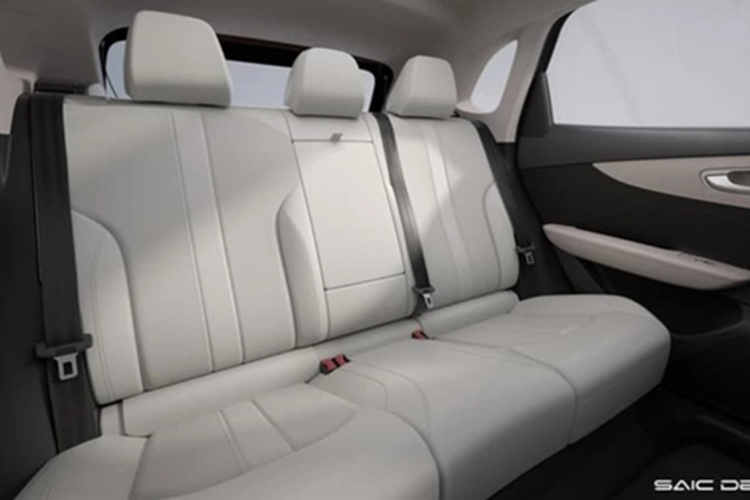 Hệ thống điều hòa tự động hai vùng, cửa gió cho hàng ghế sau, cửa sổ trời toàn cảnh, hệ thống lái xe bán tự động MG Pilot Level 2, camera 360 độ và hệ thống hỗ trợ đỗ xe tự động.