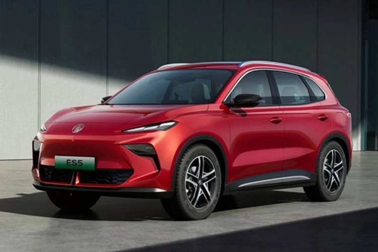  MG S5 EV 2025 mới được định vị thay thế cho MG ZS EV hiện tại. Xe được phát triển trên khung gầm Modular Scalable Platform mới với kích thước tổng thể dài 4.476 mm, rộng 1.849 mm, cao 1.621 mm và chiều dài cơ sở 2.730 mm. Nếu về Việt Nam, MG S5 EV sẽ cạnh tranh cùng VinFast VF7.