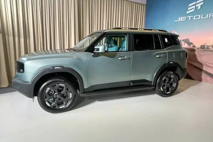 Bên trong Jetour Freedom có màn hình điều khiển trung tâm 15,6 inch (12,8 inch cho phiên bản cơ sở) được trang bị chip Qualcomm Snapdragon 8155, kết hợp với bảng điều khiển LCD 10,25 inch và vô lăng đáy phẳng rất cá tính. Có một tay cầm ở phía trước ghế phụ lái để lái xe địa hình.