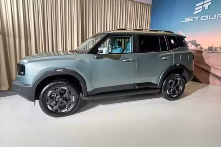 Bên trong Jetour Freedom có màn hình điều khiển trung tâm 15,6 inch (12,8 inch cho phiên bản cơ sở) được trang bị chip Qualcomm Snapdragon 8155, kết hợp với bảng điều khiển LCD 10,25 inch và vô lăng đáy phẳng rất cá tính. Có một tay cầm ở phía trước ghế phụ lái để lái xe địa hình.