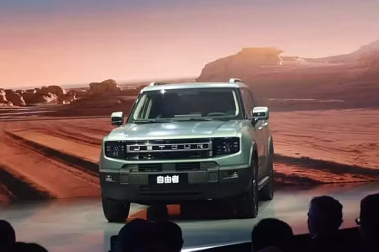 Ngày 14/2/2025 vừa qua, Jetour của Chery chính thức mở bán trước mẫu SUV chạy bằng xăng Jetour Freedom 2025 mới, trang bị tùy chọn động cơ 1.5T và 2.0T, với mức giá dao động từ 129.900 – 159.900 nhân dân tệ (17.900 – 22.000 USD, tương đương 309 - 435 triệu đồng). Jetour Freedom là phiên bản chạy bằng xăng của Jetour Shanhai T1 .