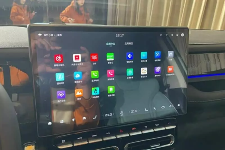 Các khả năng hỗ trợ lái xe nâng cao Cấp độ 2 cũng được hỗ trợ, bao gồm giám sát điểm mù, phanh khẩn cấp tự động và nhận dạng biển báo giao thông. Có 45 không gian lưu trữ trong toàn bộ nội thất. Hơn nữa, viên chức này tuyên bố rằng "ghế Shuyun" của xe có cấu trúc 10 lớp và tỷ lệ cách ly tia UV là 99%.