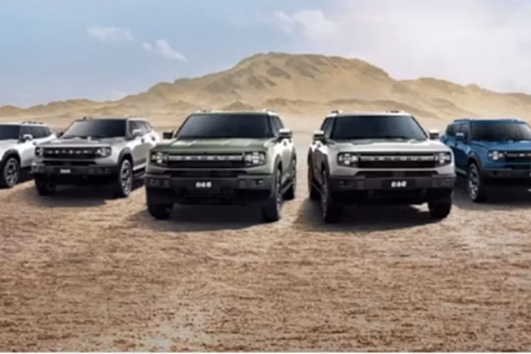 Mẫu xe SUV Jetour Freedom 2025 sử dụng hình hộp vuông cổ điển với đèn pha thiết kế đẹp mắt, ôm trọn vào lưới tản nhiệt của xe tạo nên thể thống nhất. Kích thước của xe Jetour Freedom bao gồm chiều dài, chiều rộng và chiều cao sẽ lần lượt là 4706/1967/1845 mm và chiều dài cơ sở là 2810 mm.