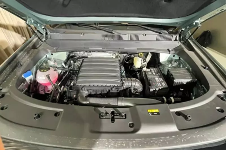 Động cơ 2.0T có công suất tối đa 187 kW (251 mã lực) và mô-men xoắn cực đại 390 Nm, kết hợp với hộp số 8AT. Dung tích bình nhiên liệu là 70 lít và tốc độ tối đa là 180 km/h.