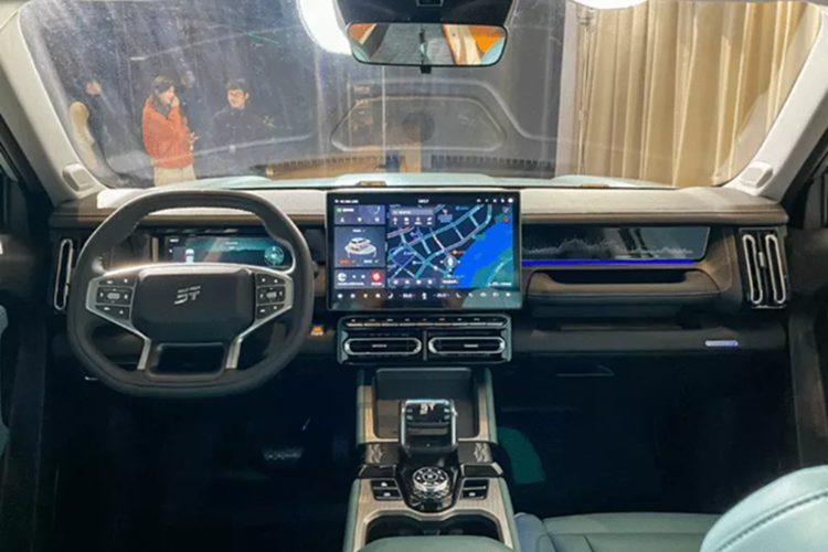 Các cửa gió điều hòa hình chữ nhật mang tính biểu tượng cũng được giữ nguyên. Các cấu hình khác bao gồm loa HiFi 8/9, điều khiển bằng giọng nói, trợ lý AI, điểm phát sóng WiFi trên xe, đèn viền 64 màu, sạc không dây 50W, điều khiển từ xa bằng điện thoại di động, chìa khóa Bluetooth và cửa sổ trời toàn cảnh 64 inch.