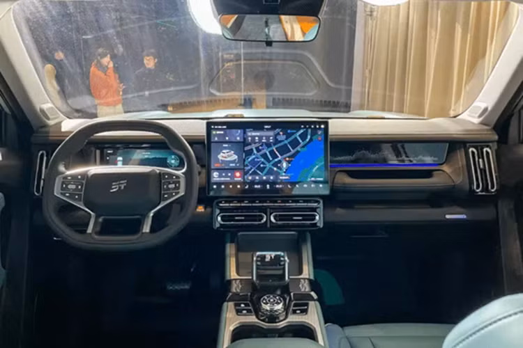 Các cửa gió điều hòa hình chữ nhật mang tính biểu tượng cũng được giữ nguyên. Các cấu hình khác bao gồm loa HiFi 8/9, điều khiển bằng giọng nói, trợ lý AI, điểm phát sóng WiFi trên xe, đèn viền 64 màu, sạc không dây 50W, điều khiển từ xa bằng điện thoại di động, chìa khóa Bluetooth và cửa sổ trời toàn cảnh 64 inch.