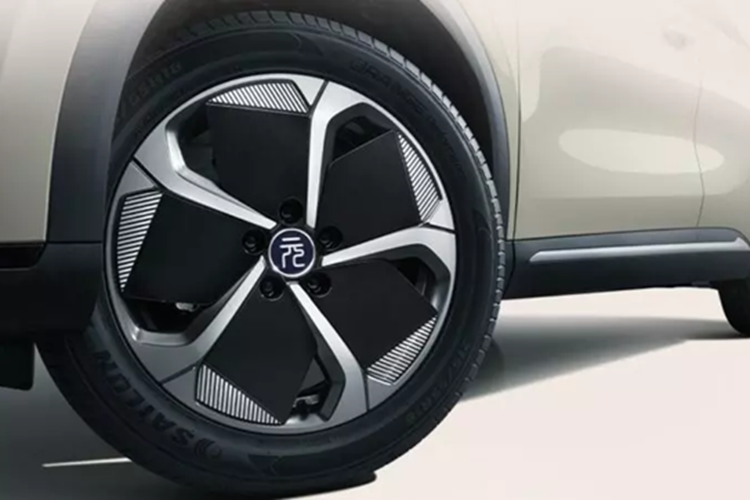 Ở phía sau, Atto 3 có cánh gió trên nóc xe mới với đèn phanh kép. Cụm đèn hậu tích hợp họa tiết nút thắt Trung Quốc với đèn báo rẽ năng động. SUV điện BYD Atto 3 2025 được cập nhật sẽ áp dụng tùy chọn bánh xe 17 inch và 18 inch. Tính năng chính của xe mới là hệ thống hỗ trợ lái xe God's Eye C (DiSus 100).