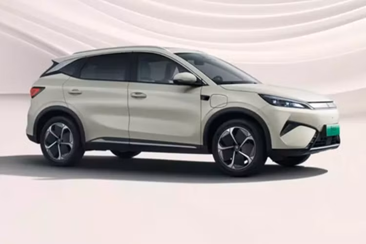 BYD Atto 3 2025 chạy điện trước đó đã được cơ quan quản lý nhà nước tiết lộ. Sau đó, chiếc xe này đã được nhìn thấy ở Trung Quốc trong các cuộc thử nghiệm trên đường. Vào ngày 21/2, BYD đã chính thức chia sẻ hình ảnh của chiếc xe này. Đại diện của hãng xe gọi đây là thế hệ thứ hai.