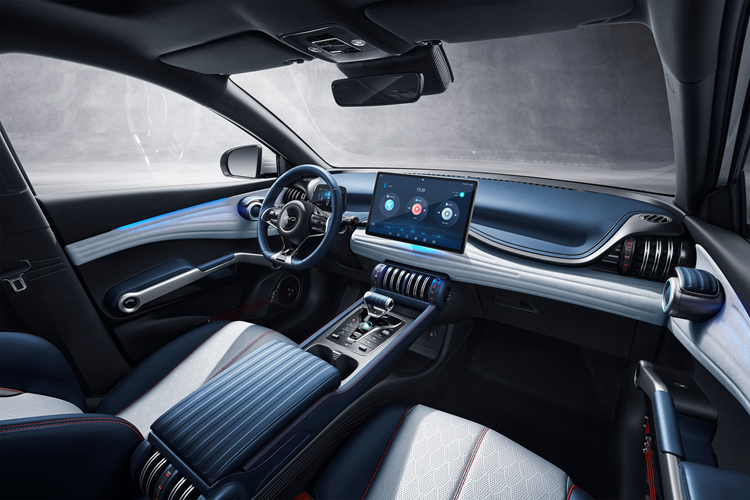 Xe có khối ba camera được gắn dưới kính chắn gió. Xe cũng tích hợp bốn camera quan sát xung quanh, năm camera tầm xa, năm radar sóng mm và mười hai radar siêu âm. Atto 3 được cập nhật có tổng cộng 29 cảm biến.