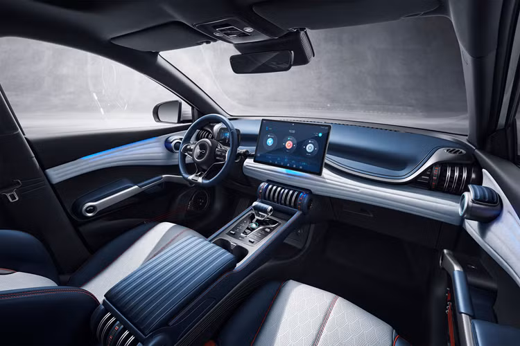 Xe có khối ba camera được gắn dưới kính chắn gió. Xe cũng tích hợp bốn camera quan sát xung quanh, năm camera tầm xa, năm radar sóng mm và mười hai radar siêu âm. Atto 3 được cập nhật có tổng cộng 29 cảm biến.