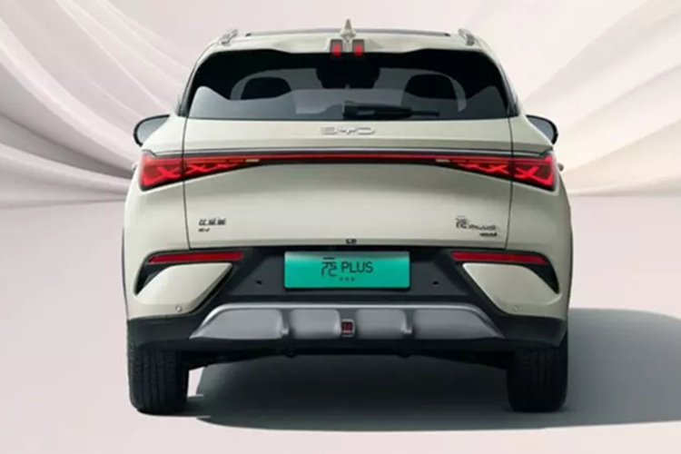 Tuy nhiên, thực tế đây là bản nâng cấp ngắn hạn. BYD Atto 3 mới có phần đầu xe được thiết kế lại với cản trước thể thao hơn có gắn camera và một hốc gió hình thang lớn hơn. Đèn pha vẫn giữ nguyên với chi tiết mạ crôm “Râu rồng” đặc trưng ở giữa. Chiếc xe sử dụng màu thân xe mới và một phần trụ D được sơn đen.