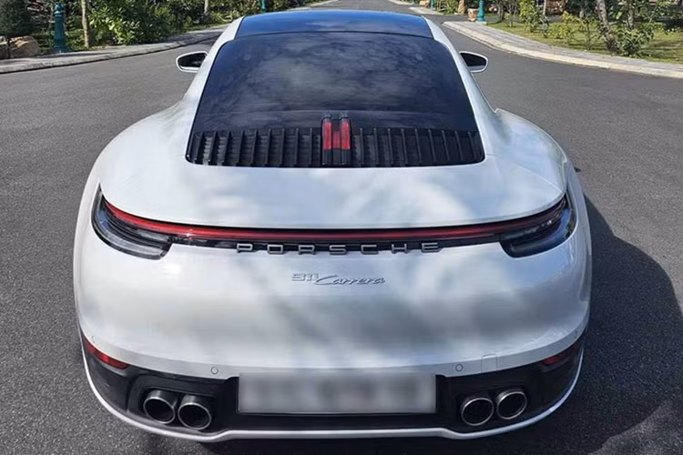 Porsche 911 thế hệ 992 được trang bị động cơ 6 xi-lanh, dung tích 3.0 lít, tăng áp kép, sản sinh công suất tối đa 385 mã lực, tăng 15 mã lực so với thế hệ cũ. Porsche 911 Carrera giờ đây chỉ mất thời gian 3,7 giây để có thể tăng tốc từ vị trí xuất phát lên 100 km/h trước khi đạt vận tốc tối đa 308 km/h.