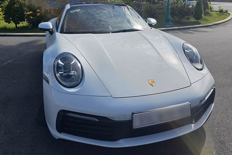 Chiếc xe này có ngoại thất màu trắng, nội thất màu đen, và option theo xe khoảng 1,8 tỷ đồng, với trang bị "ăn tiền" là cửa sổ trời.