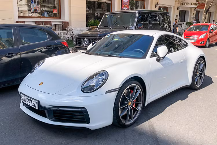 So với phiên bản 991, Porsche 911 phiên bản 992 đã được thay đổi thiết kế của một số chi tiết như cụm đèn hậu, nắp cốp sau và cản sau. Ngoài ra, Porsche 911 thế hệ mới còn được bổ sung đường nằm ngang nối giữa 2 cụm đèn hậu. Chắn bùn sau rộng.