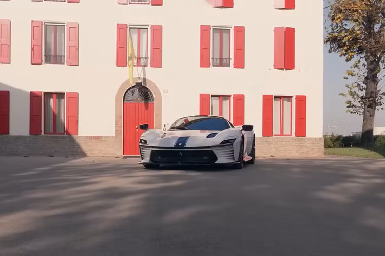 Vì thế, một số người cho rằng siêu phẩm Ferrari Daytona SP3 nên được tiếp thị là siêu xe hàng đầu mới nhất của thương hiệu, và sau khi nhìn thấy chiếc xe do Piero Ferrari sở hữu, thật dễ hiểu tại sao. Giống như LaFerrari, Daytona SP3 là một mẫu xe đặc biệt cực kỳ giới hạn và được trang bị động cơ V12 6,5 lít hút khí tự nhiên.