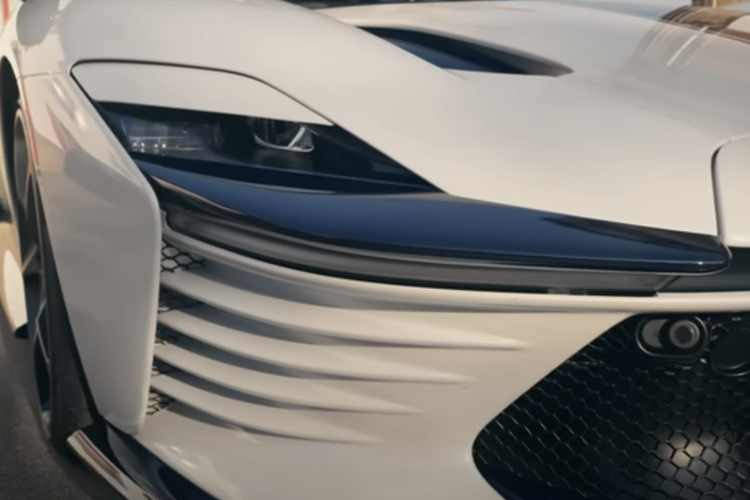 Ferrari chưa công bố bất kỳ hình ảnh chi tiết nào cho thấy nội thất của chiếc xe, nhưng một đoạn video Piero lái xe quanh Fiorano cho thấy xe có ghế da màu đỏ và nhiều điểm nhấn bằng sợi carbon lộ ra ngoài.