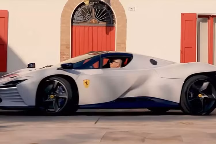 Một số chiếc Daytona SP3 đã lăn bánh khỏi Maranello trong những tháng gần đây. Vào tháng 9, tay đua Công thức 1 của Ferrari, Charles Leclerc đã nhận chìa khóa cho chiếc SP3 của riêng mình, được sơn màu đen mờ và có một số điểm nhấn màu đỏ và trắng để đại diện cho Monaco, quê hương của anh.