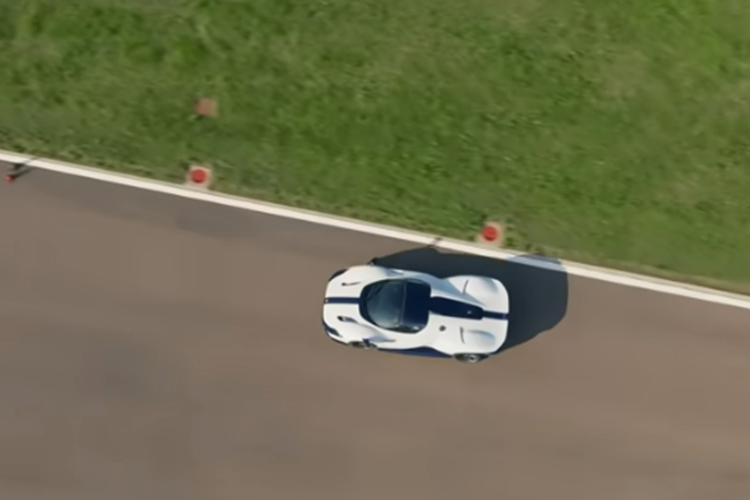Vài tuần trước, Carlos Sainz Jr., người đã rời Scuderia sau khi mùa giải 2025 kết thúc và sẽ đua cho Williams vào năm tới, cũng đã nhận được một chiếc SP3 tùy chỉnh, được sơn màu bạc mờ với những điểm nhấn màu đỏ. Tại Asean, số lượng xe Ferrari Daytona SP3 được nhìn thấy khá khiêm tốn.