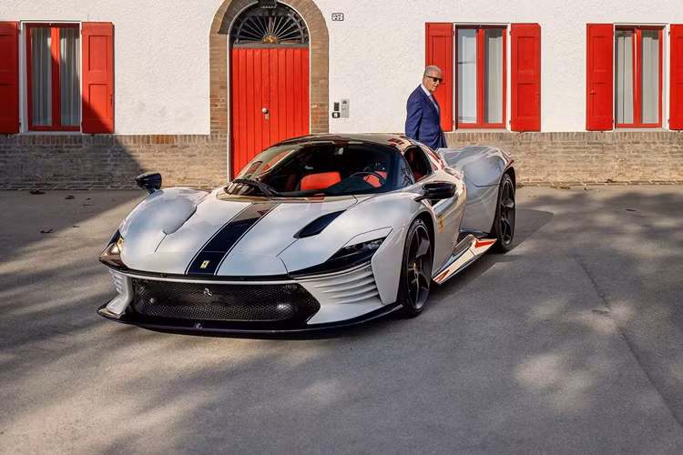 Nó được chế tạo dựa trên khung gầm của LaFerrari Aperta và chắc chắn là một trong những chiếc Ferrari đặc biệt nhất được ra mắt trong những năm gần đây. Và xe trong bài viết này còn đặc biệt hơn nữa, so với 598 xe còn lại, bởi nó được sản xuất ra để dành cho Piero Ferrari là người con trai duy nhất còn sống của Enzo và sở hữu 10% cổ phần của thương hiệu Ý.
