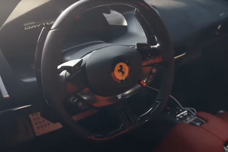 Hầu hết SP3 của Piero được phủ màu trắng nhưng có một sọc xanh đậm chạy dọc theo chiều dài của xe. Các chi tiết trang trí màu xanh tiếp tục chạy dọc theo mặt sau và tất cả trông thật ngoạn mục.