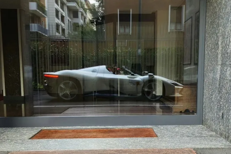 Khi thiết kế chiếc Ferrari Daytona SP3 đặc biệt này, ông đã xem xét lại lịch sử của thương hiệu do cha mình thành lập và lấy cảm hứng từ chiếc xe F1 do John Surtees lái đến chiến thắng trong giải vô địch năm 1964. Ông cũng lấy cảm hứng từ chiếc 250 LM màu trắng và xanh độc nhất được đặt hàng vào những năm 1960.