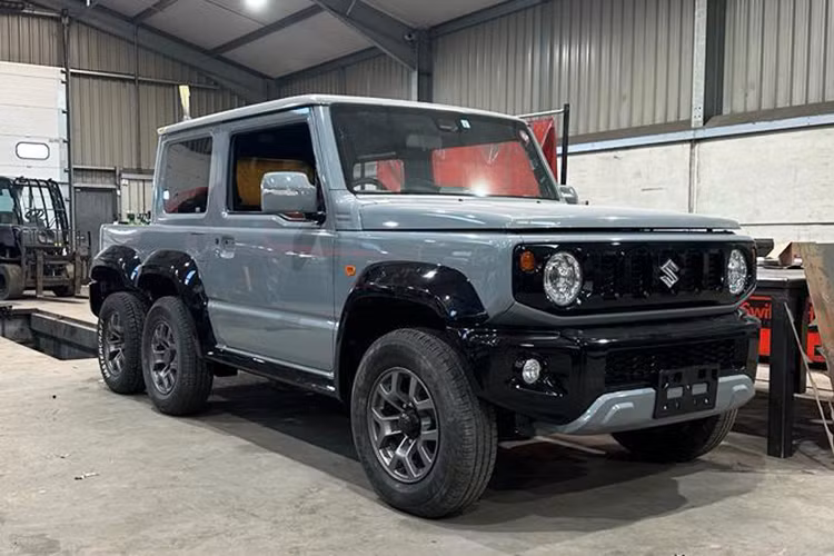 Xe đã có odo khoảng 11.075 km nhưng các chi tiết trong xe vẫn còn khá mới. Hiện tại, giá xe Suzuki Jimny 6 bánh này đang được rao bán trên ứng dụng eBay với mức là 56.700 USD (khoảng 1,45 tỷ đồng).