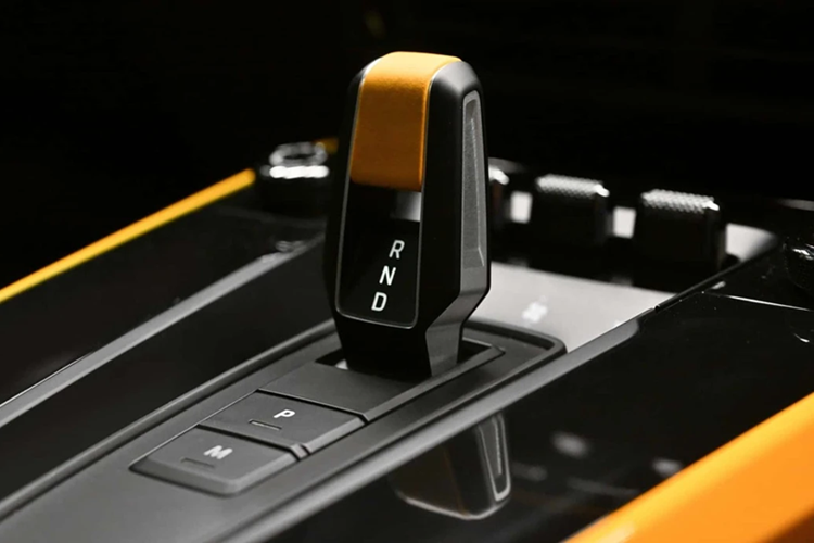 Màu vàng Signal Yellow cũng được cho xuất hiện tại cần số điện tử của chiếc xe thể thao địa hình.