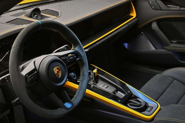 Màu Signal Yellow tiếp tục xuất hiện tại nhiều vị trí trong khoang lái của chiếc Porsche 911 Dakar, với đường khâu viền ở bệ trung tâm, táp-lô và tapi cửa. Logo 911 Dakar được thêu trên tựa đầu của bộ ghế Sports Seats Plus trang bị cho hàng trước.