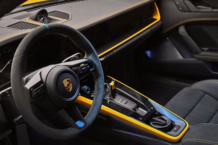 Màu Signal Yellow tiếp tục xuất hiện tại nhiều vị trí trong khoang lái của chiếc Porsche 911 Dakar, với đường khâu viền ở bệ trung tâm, táp-lô và tapi cửa. Logo 911 Dakar được thêu trên tựa đầu của bộ ghế Sports Seats Plus trang bị cho hàng trước.