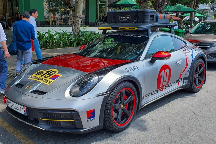Tại Việt Nam, giá xe Porsche 911 Dakar có mức khởi điểm 15,29 tỷ đồng.