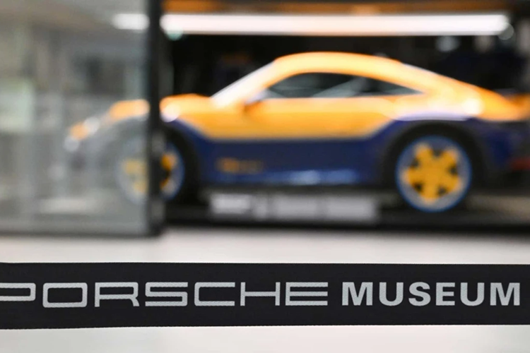 Trước khi được vận chuyển đến Italy và bàn giao cho khách hàng, chiếc 911 Dakar cuối cùng đang được trưng bày tại bảo tàng Porsche ở Đức.