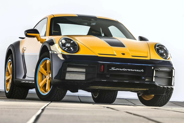 Phần thân trên của chiếc Porsche 911 Dakar phủ màu Signal Yellow, còn dải màu Lampedusa Blue đóng vai trò chuyển tiếp sang thân dưới được sơn màu Gentian Blue Metallic. Mâm xe chủ đạo bởi màu Signal Yellow kèm viền Lampedusa Blue. Viền màu mới này cũng xuất hiện tại cụm đèn pha của chiếc xe thể thao địa hình.