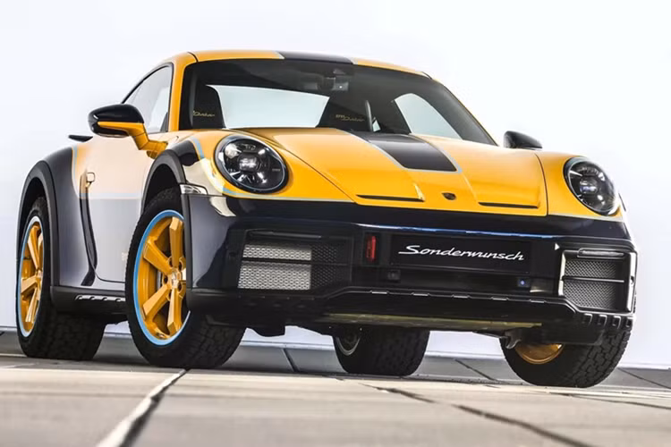Phần thân trên của chiếc Porsche 911 Dakar phủ màu Signal Yellow, còn dải màu Lampedusa Blue đóng vai trò chuyển tiếp sang thân dưới được sơn màu Gentian Blue Metallic. Mâm xe chủ đạo bởi màu Signal Yellow kèm viền Lampedusa Blue. Viền màu mới này cũng xuất hiện tại cụm đèn pha của chiếc xe thể thao địa hình.