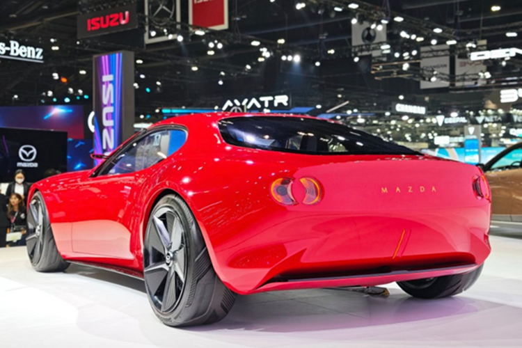 Xe được trang bị hệ thống động cơ điện kết hợp với động cơ xoay hai rô-tơ, hoạt động như một bộ mở rộng phạm vi, cung cấp tổng công suất khoảng 365 mã lực. Cấu hình này không chỉ mang lại hiệu suất mạnh mẽ mà còn đảm bảo trọng tâm thấp và phân bổ trọng lượng lý tưởng, hứa hẹn trải nghiệm lái thú vị cho người điều khiển.