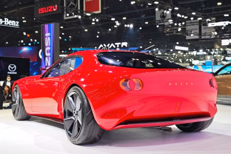 Xe được trang bị hệ thống động cơ điện kết hợp với động cơ xoay hai rô-tơ, hoạt động như một bộ mở rộng phạm vi, cung cấp tổng công suất khoảng 365 mã lực. Cấu hình này không chỉ mang lại hiệu suất mạnh mẽ mà còn đảm bảo trọng tâm thấp và phân bổ trọng lượng lý tưởng, hứa hẹn trải nghiệm lái thú vị cho người điều khiển.