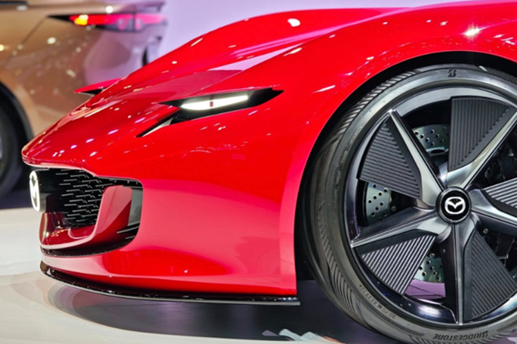 Điểm nhấn ở khu vực đầu xe là cụm đèn pha pop-up gợi nhiều liên tưởng đến RX-7. Ở phía sau, Iconic SP được trang bị cụm đèn hậu dạng tròn cổ điển. Không chỉ vậy, mẫu xe này còn có cửa kiểu cánh bướm và bộ mâm 5 chấu thiết kế khí động học.